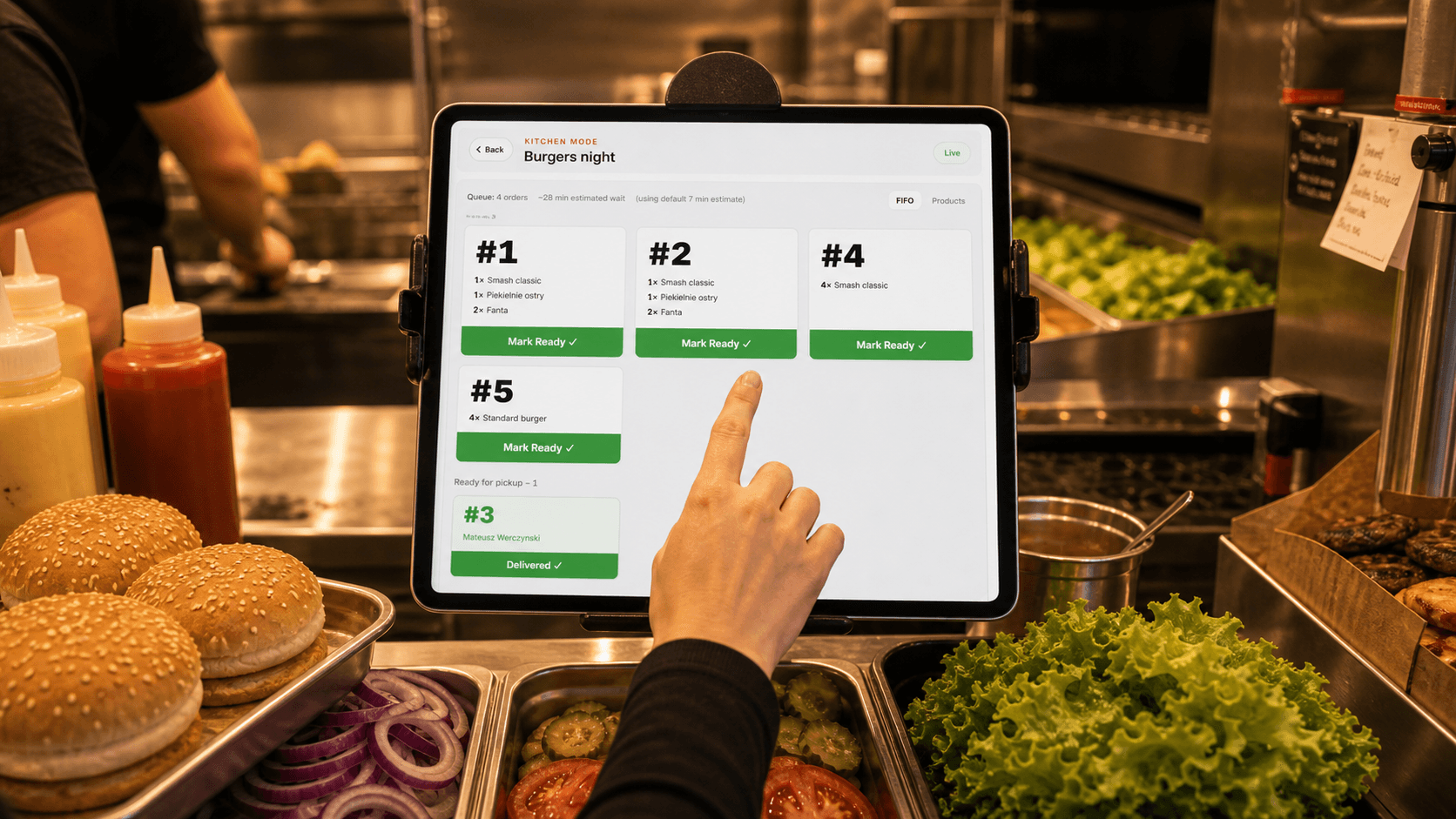 Tablet z panelem kuchni pikmi w food trucku