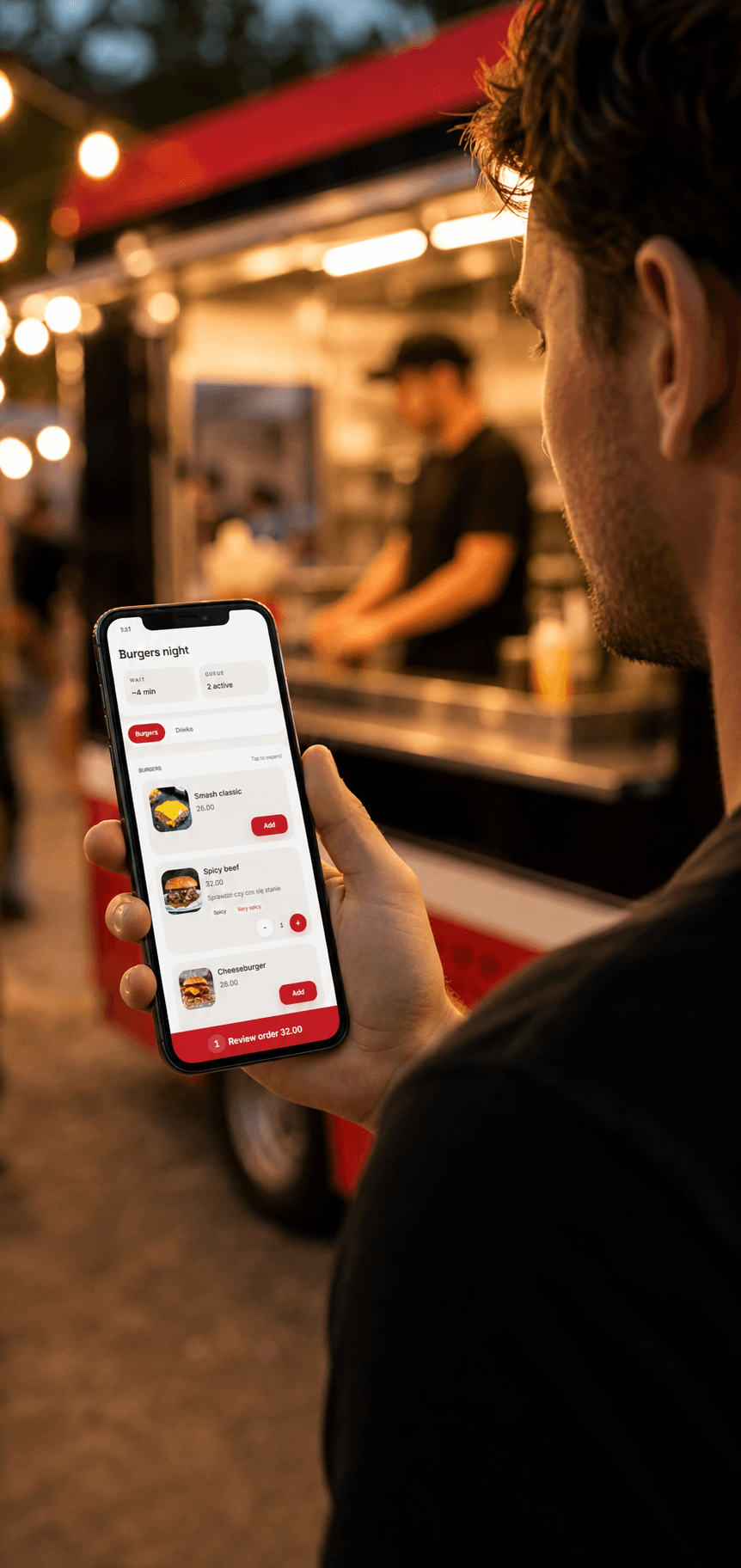 Klienci wybierający menu online przy food trucku
